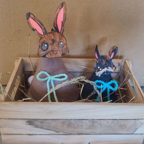 Ein Osternest mit gebastelten Hasen.