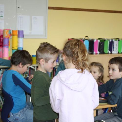 Den Kindern wird eine Geschichte vorgelesen.