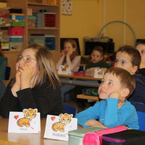Den Kindern wird eine Geschichte vorgelesen.