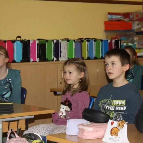 Den Kindern wird eine Geschichte vorgelesen.