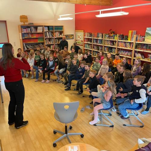 Die Kinder hören der Autorin Ruth Byrne zu.