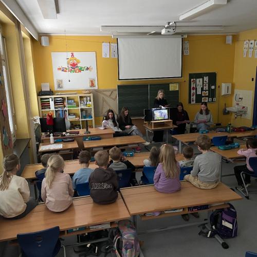 Den Kindern wird eine Geschichte vorgelesen.