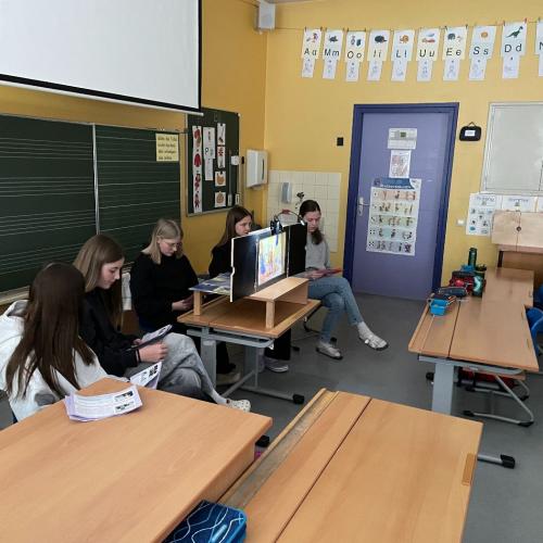 Den Kindern wird eine Geschichte vorgelesen.