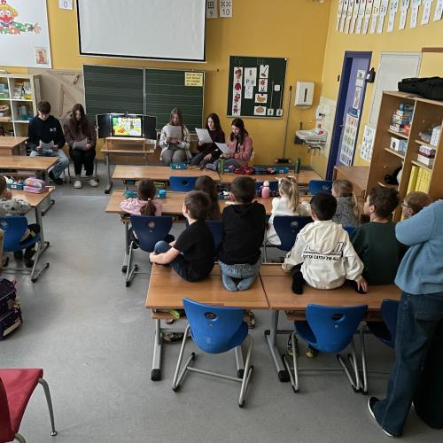 Den Kindern wird eine Geschichte vorgelesen.