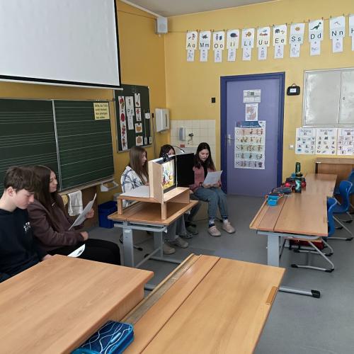 Den Kindern wird eine Geschichte vorgelesen.