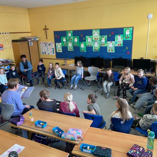 Den Kindern wird eine Geschichte vorgelesen.