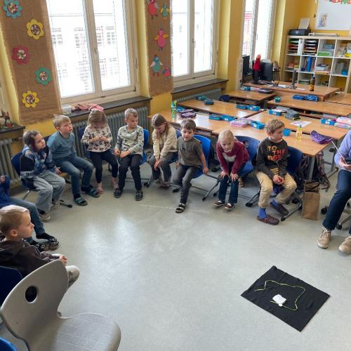 Den Kindern wird eine Geschichte vorgelesen.