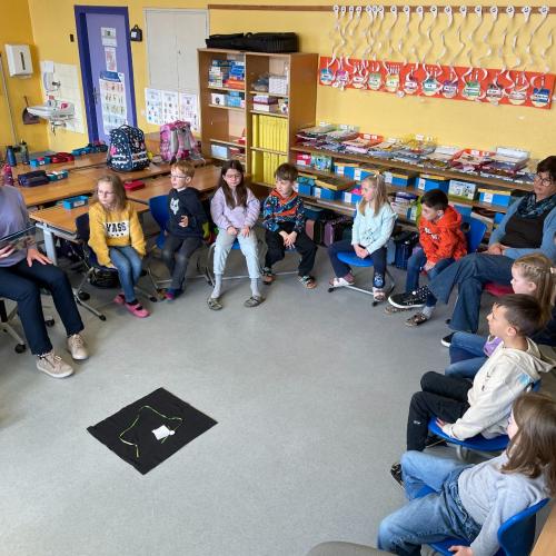 Den Kindern wird eine Geschichte vorgelesen.