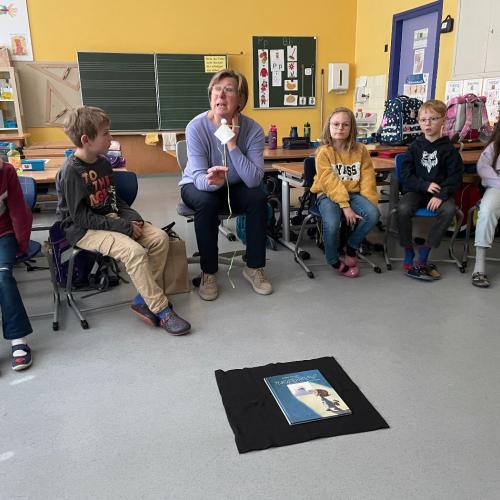 Den Kindern wird eine Geschichte vorgelesen.