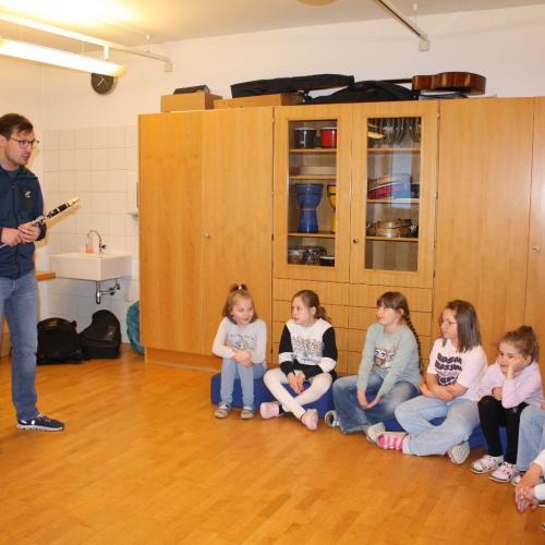 Musikschullehrer stellen Instrumente vor.