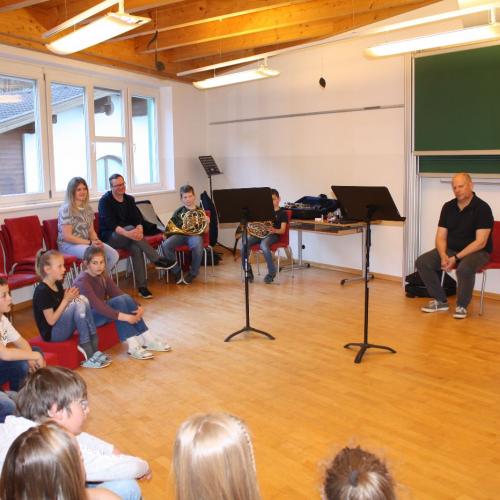 Musikschullehrer stellen Instrumente vor.