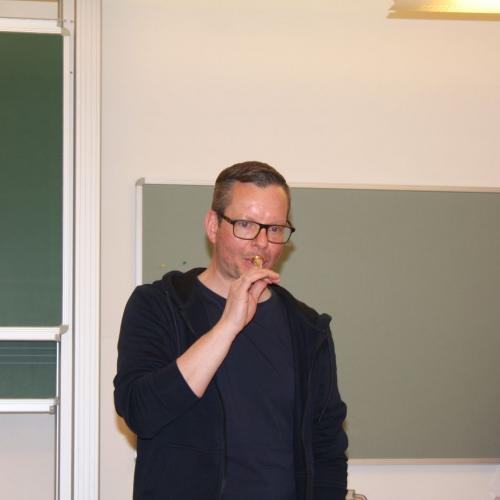 Musikschullehrer stellen Instrumente vor.