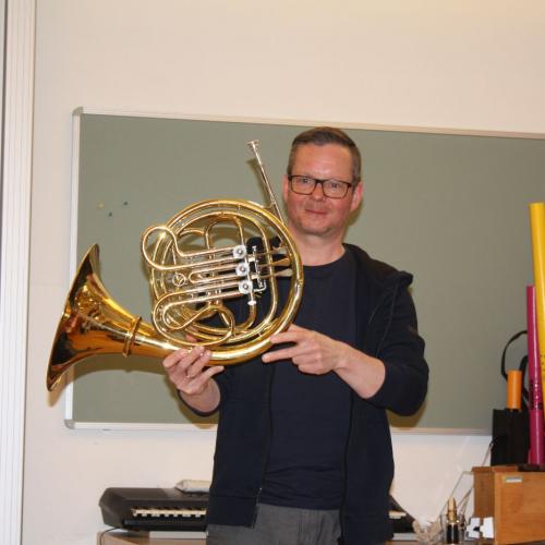 Musikschullehrer stellen Instrumente vor.