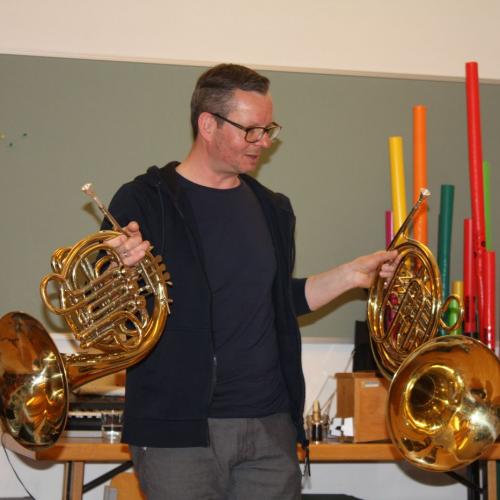 Musikschullehrer stellen Instrumente vor.