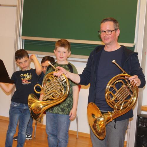 Musikschullehrer stellen Instrumente vor.