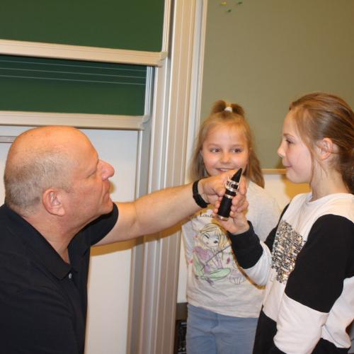 Kinder dürfen das Mundstück der Klarinette anfassen.