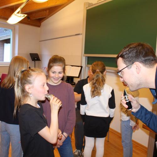 Kinder dürfen das Mundstück der Klarinette anfassen und hineinblasen.
