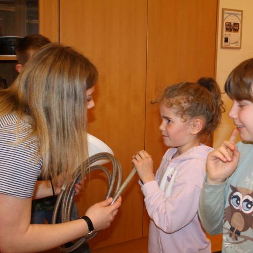 Die Kinder dürfen die selbstgebastelte Trompete ausprobieren.