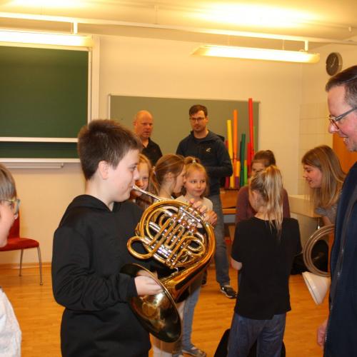 Ein Kind bläst ins Flügelhorn.