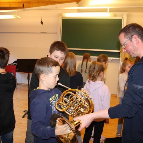 Ein Kind bläst ins Flügelhorn.