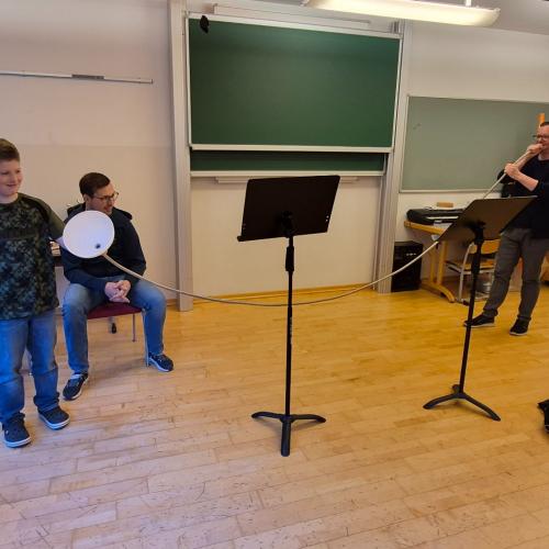 Die selbstgebastelte Trompete wird ausprobiert.