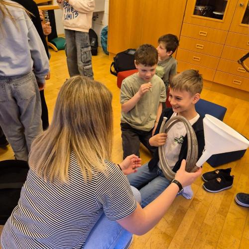 Die Kinder probieren Instrumente aus.