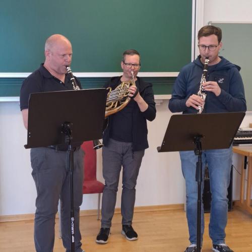 Lehrer spielen auf ihren Instrumenten.