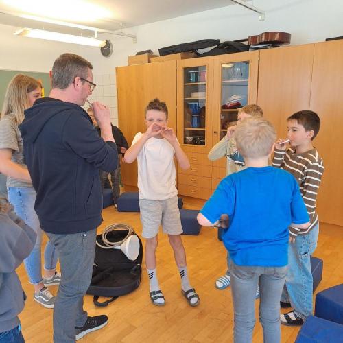 Kinder probieren Instrumente aus.