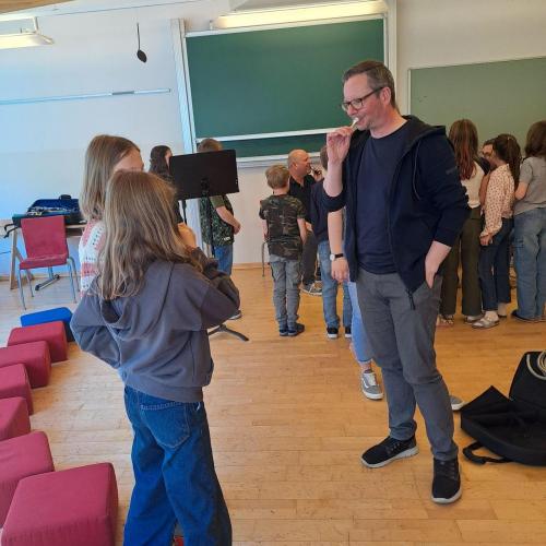 Kinder probieren Instrumente aus.