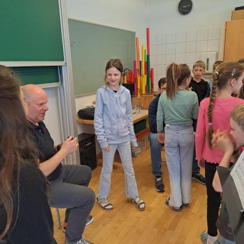 Kinder probieren Instrumente aus.