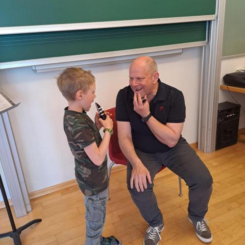 Kinder probieren Instrumente aus.