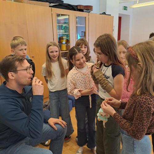 Kinder probieren Instrumente aus.