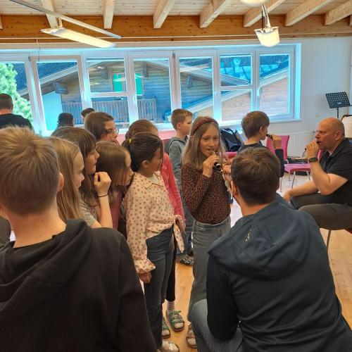 Kinder probieren Instrumente aus.