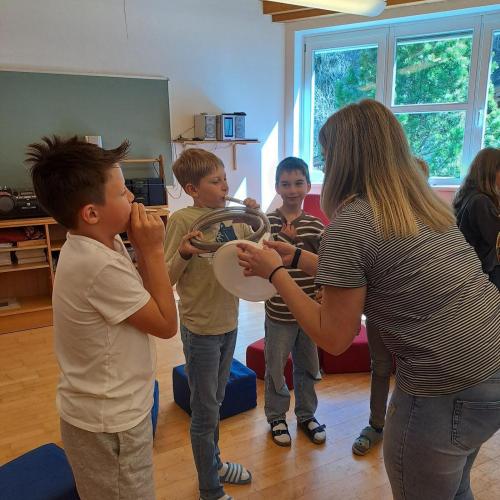 Kinder probieren Instrumente aus.