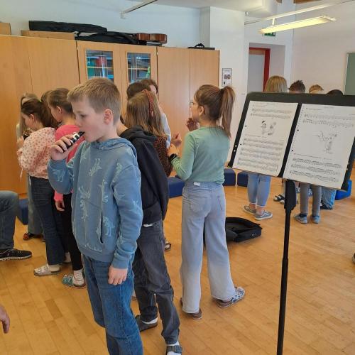 Kinder probieren Instrumente aus.