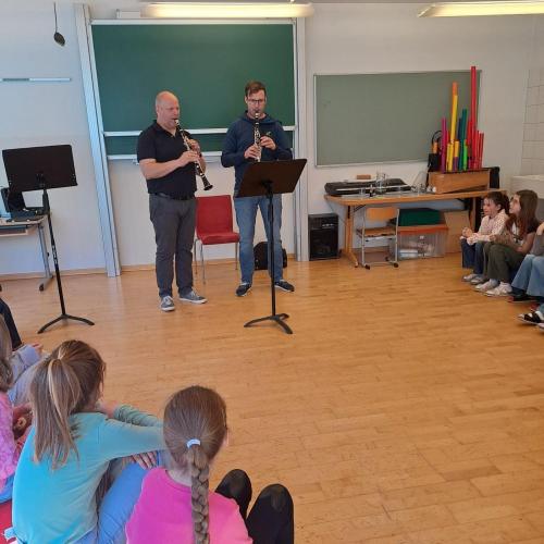 Musikschullehrer spielen auf ihren Instrumenten.