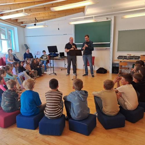 Musikschullehrer spielen auf ihren Instrumenten.