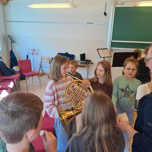 Kinder probieren Instrumente aus.