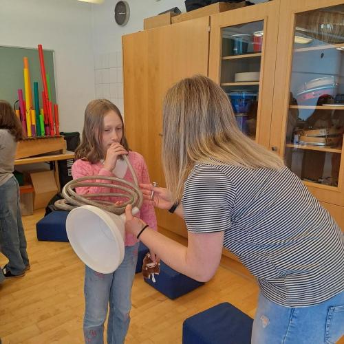 Kinder probieren Instrumente aus.