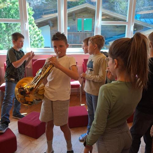 Kinder probieren Instrumente aus.