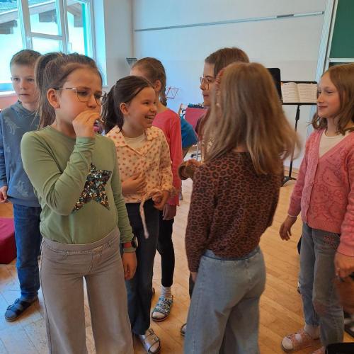 Kinder probieren Instrumente aus.