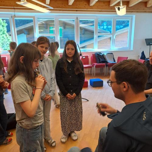 Kinder probieren Instrumente aus.