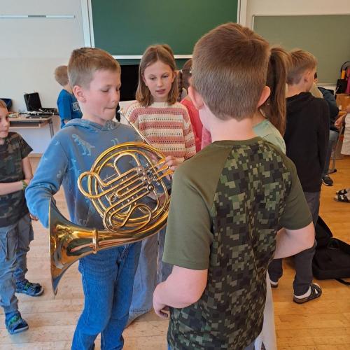 Kinder probieren Instrumente aus.