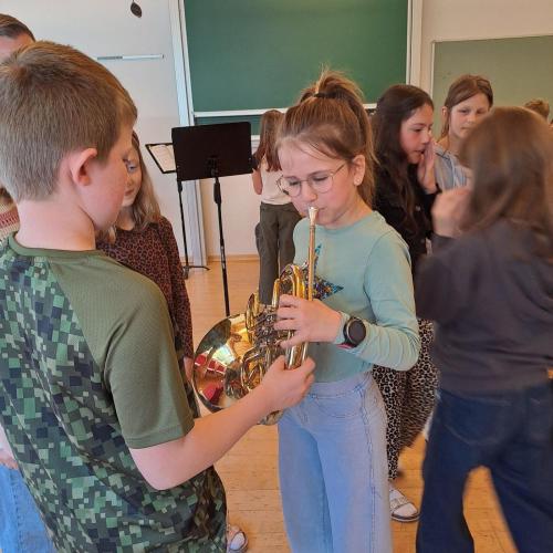 Kinder probieren Instrumente aus.