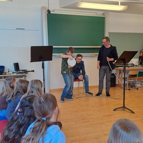 Ein Kind darf ein Instrument ausprobieren.