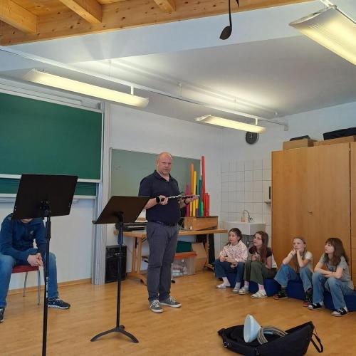 Ein Lehrer stellt Instrumente vor.