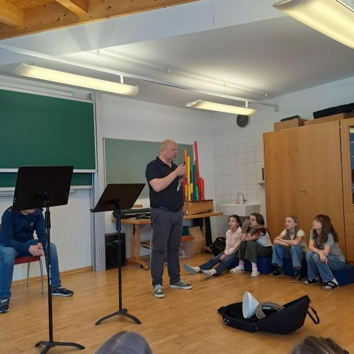 Ein Lehrer stellt Instrumente vor.