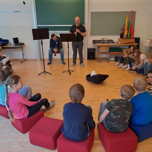 Ein Lehrer stellt Instrumente vor.