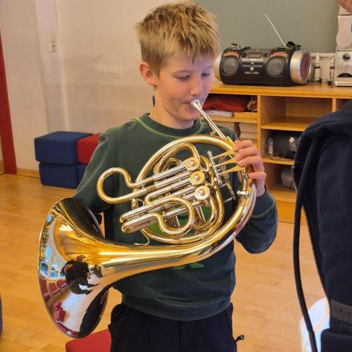 Ein Kind spielt auf dem Flügelhorn.