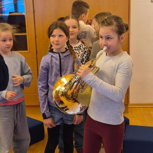 Ein Kind probiert ein Blasinstrument aus.